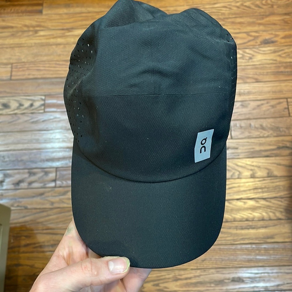 On running unisex baseball cap in black